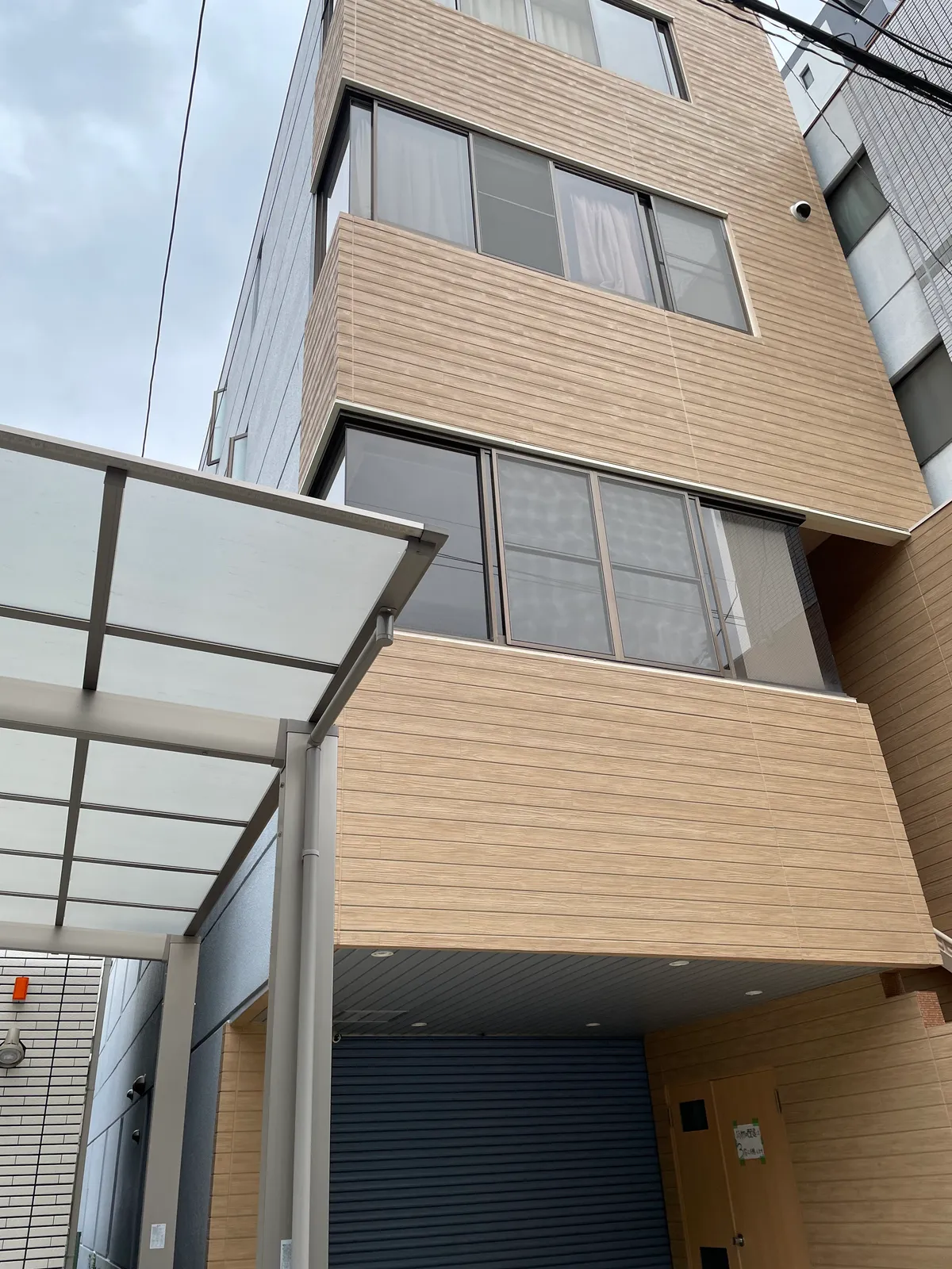鶴舞駅最寄りの4階建てビル（Base Place の外観）